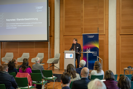 © Dominique Krentscher Prof. Dr. Dirk Mürbe am Rednerpult der DMR Tagung Musik und Gesundheit 2024