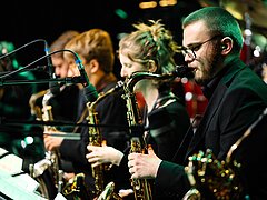 Junge Jazzmusiker:innen mit Saxofonen auf der Bühne