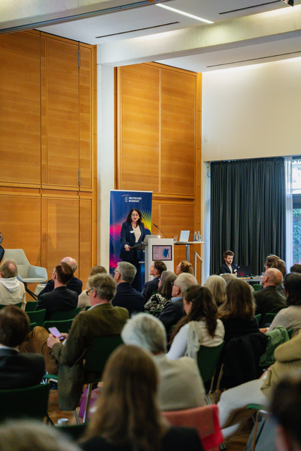 © Dominique Krentscher Prof. Dr. med. Dr. phil. Claudia Spahn am Rednerpult der DMR Fachtagung Musik und Gesundheit 2024