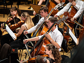 Orchestermusiker_innen auf der Bühne, Bundesjugendorchester
