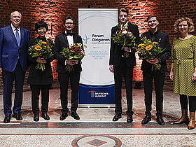 Deutscher Chordirigentenpreis © Kai Bienert Personen mit Blumensträußen