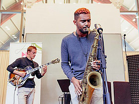 Die Band "Quartertone" Zwei Personen mit Instrumenten in einem raum musizierend. Saxophon, E-Gitarre. Jugend jazzt, Deutscher Musikrat
