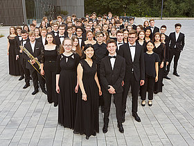 Die Mitglieder des Bundesjugendorchester in Festkleidung vor der Tauber Philharmonie stehend, Deutscher Musikrat, Bundesjugendorchester