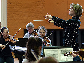 Dirigentin Aleksandra Melaniuk vor Orchester dirigeirend, Deutscher Musikrat, Kritisches Orchester, Forum Dirigieren