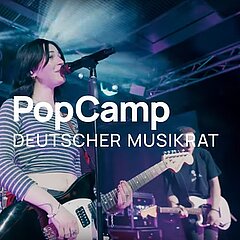 Sängerin des PopCamp mit Gitarre