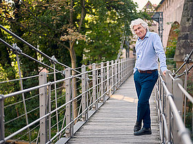 Dirigent Jonathan Darlington auf einer Holzbrücke stehend, Forum Dirigieren, Deutscher Musikrat