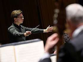 Dirigent Luka Hauser dirigiert Orchester, Forum Dirigieren
