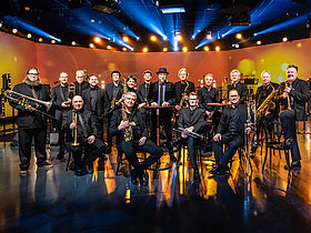 Die WDR Big Band - ein wichtiger Partner des Bundesjazzorchesters Die WDR-Big Band mit Instrumenten in schwarzer Kleidung auf einer Bühne. Bundesjazzorchester, Partner WDR, Deutscher Musikrat