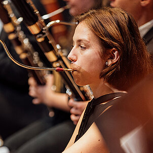 Fagottistin im Orchester