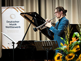 Musiker auf der Bühne beim Deutschen Musikwettebwerb 2023 in Bonn.
