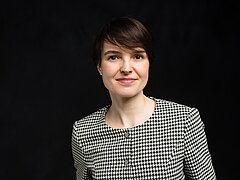 Portraitfoto junge Frau vor schwarzem Hintergrund