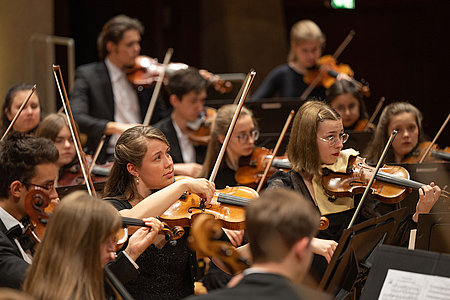 Musizierende Jugendliche in einem Orchester