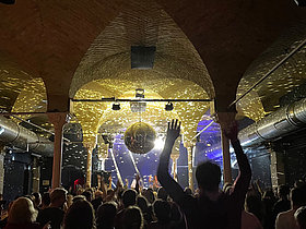 Musikclub Gretchen, Berlin tanzende Menschen in einem Club unter einer silbernen Discokugel, Deutscher Musikrat, miz