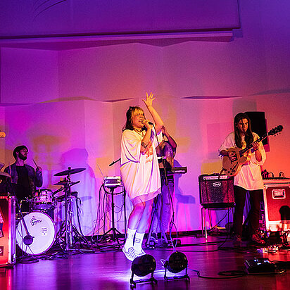 PopCamp Band beim Auftritt: Frau mit Microfon