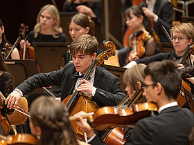 Junge Orchestermusiker auf der Bühne, Bundesjugendorchester