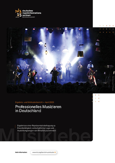 Cover der Studie Professionelles Musizieren in Deutschland. Eine Band auf der NÜhne mit Instrumenten, in blauem Nebel-Licht.