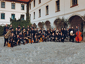 Bundesjazzorchester 2021 © Christian Borchers Bundesjazzorchester mit Instrumenten vor Haus