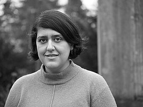 Elnaz Seyedi Portraitfoto Elnaz Seyedi in schwarz weiß, Deutscher Musikrat, Podium Gegegnwart