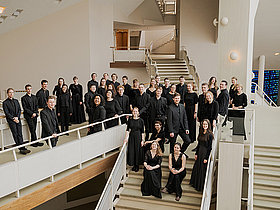 Chormitglieder auf der Treppe der Berliner Philharmonie im Foyer stehend mit Chorleiterin Anne Kohler, Bundesjugendchor, Deutscher Musikrat