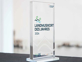 Landmusik Preis 2024 aus Plexiglas stehend auf einem Tisch