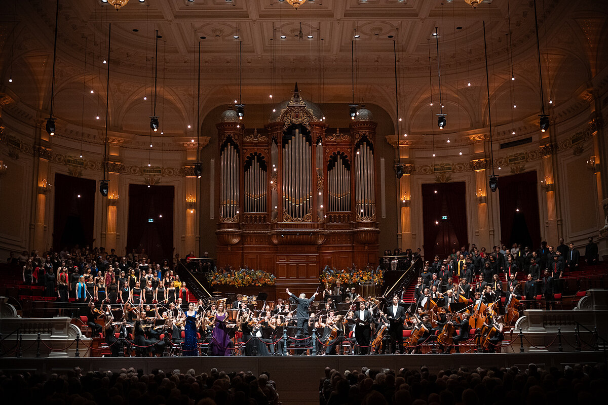 Chor, Orchester und Dirigent