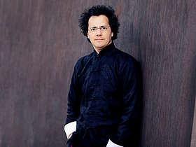 Manuael Nawri Dirigent Manuel Nawri vor Wand, Forum Dirigieren, Deutscher Musikrat