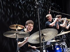 Junge am Schlagzeug mit weiteren Musikern
