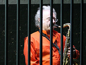 Saxophonspieler hinter Gittern