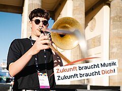 Ein Posaunist aus dem Bundesjazzorchester vor dem Brandenburger Tor
