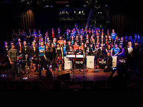 Musiker*innen von BuJazzO und NJJO auf der Bühne