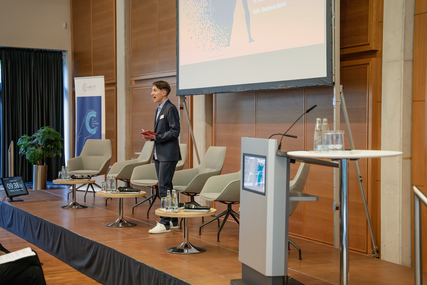 © Dominique Krentscher AC Coppens als Moderator:in der DMR Fachtagung Musik und Gesundheit 2024