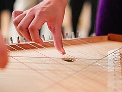 Ein musiktherapeutisches Saiteninstrument wird gespielt