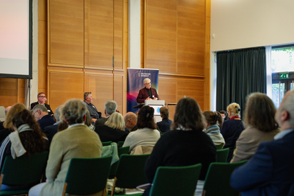 © Dominique Krentscher Volker Bernius am Rednerpult der DMR Fachtagung Musik und Gesundheit 2024