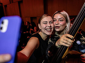 2 Frauen machen ein Selfie mit einem Handy