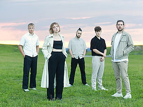 5 Personen auf einer grünen Wiese vor blauem Himmel, PopCamp, BAnd Stina Holquist, Deutscher Musikrat