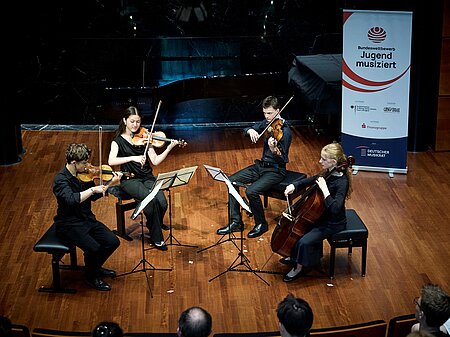 Joseph Maiwald, Ayumi-Sophie Jung, Violine - Severin Marks, Viola - Clara Rösner, Violoncello beim Sonderpreisträger:innenkonzert im Beethoven-Haus Bonn © Heike Fischer