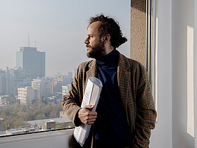 Portrait Feizabadi Portraitfoto eines Mannes vor einem Fenster. Podium Gegenwart, Deutscher Musikrat