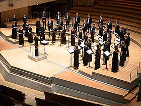 Chorsängerinnen und Sänger in der Philharmonie Berlin