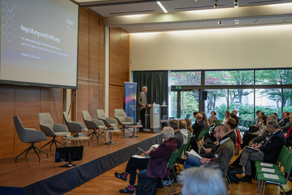 © Dominique Krentscher Prof. Dr. Martin Kreis am Rednerpult der DMR Fachtagung Musik und Gesundheit 2024